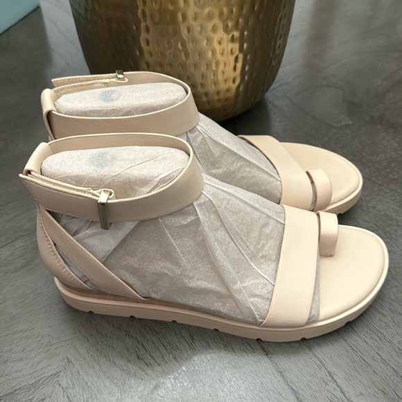FRANCO SARTO Davenport Flat Sandals - Picture 6 of 8
